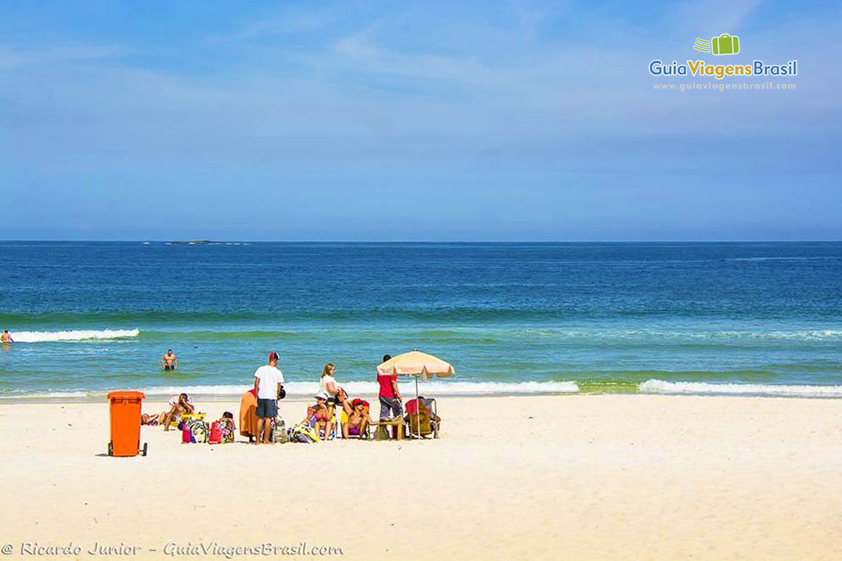 Imagem de amigos curtindo um belo dia de praia no Rio de Janeiro.